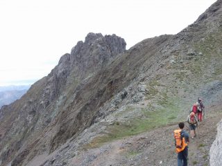 verso il castello roccioso del versante sud del Peiron