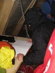 Giovanna scrive sul libro del bivacco