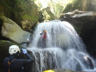 sotto la cascata