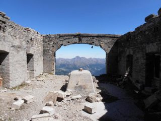 09 - dentro al forte, partenza della teleferiche che scendeva a Cesana