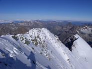 La cresta di discesa in condizioni invernali