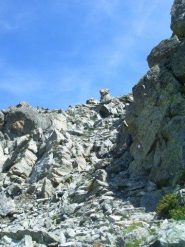 Ripida pietraia sotto il colletto del Robinet