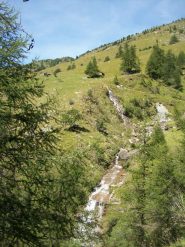 Quest'acqua confluisce dai laghi Ciardonnet, Laus e Manica