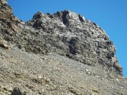 la ripida pietraia e la tondeggiante punta