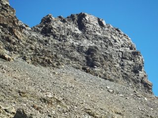 la ripida pietraia e la tondeggiante punta