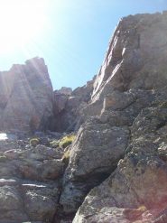 Facile passaggio su roccia per la cima sud