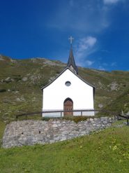Bella chisetta sotto il passo fluela