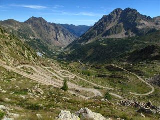 I tornanti della strada che porta al Colle di Sant'Anna