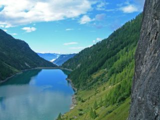 il lago visto dalla via