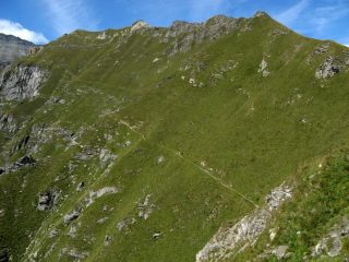 Il sentiero balcone che arriva dal Passo Avanzà.