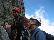 Laurent e Nikola in cima al primo diedro sopra  la cengia del nevaio.