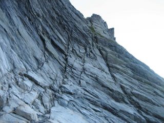 La discesa sulla cengia d'attacco.