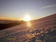 Il sole sorge dietro al monte Leone.