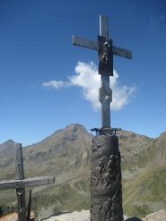 le croci sulla vetta, quella più recente con il bassorilievo che rievoca la processione plurisecolare...