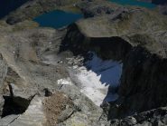 La vertiginosa parete est e il Lago Inferiore, con il bivacco