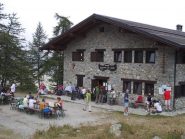 Un po' di gente al rifugio