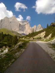 la strada che sale al gardeccia