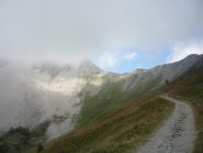 verso il passo della mulattiera avvolto dalle nuvole di umidità