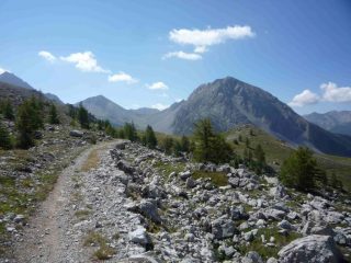 verso il col des acles, la prima parte di discesa è facile e molto panoramica