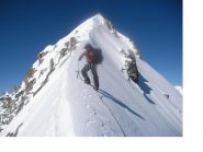 Adriano muove gli ultimi passi sull'esile lama finale della Verte