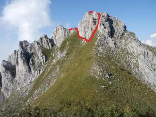 Versante S del Bec Matlas con traccia di salita, visto dal Colle Matlas
