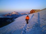 All'alba il sole illumina il Monte Disgrazia