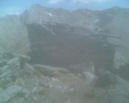 i ruderi di un forte militare in vetta