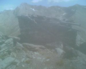 i ruderi di un forte militare in vetta