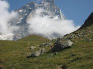 L'imponente sagoma del Cervino, salendo il primo giorno