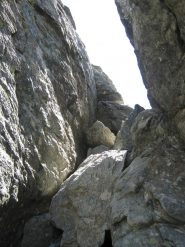 L'ultimo camino roccioso con i blocchi incastrati