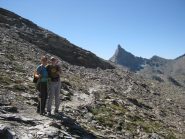 La traccia pianeggiante dal Col de Chamussiere. Sullo sfondo il Roc della Niera