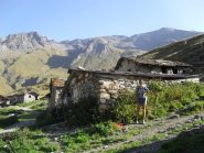 l'alpeggio appena sopra la ex casa di Einaudi,sullo sfondo ,al centro,la vetta..