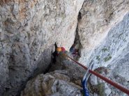 Sull'ultimo tiro: ben visibile sulla sx l'ampia nicchia sulla quale è assolutamente consigliabile sostare!