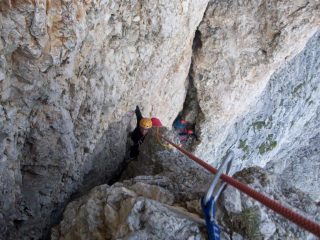 Sull'ultimo tiro: ben visibile sulla sx l'ampia nicchia sulla quale è assolutamente consigliabile sostare!