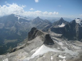 dalla vetta: cima delle Piodelle al centro con il passo di Boccareccio a dx, oltre al contorno del Leone, Wasenhorn/Terrarossa, Rebbio, Mottiscia, ecc....