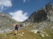 si sale al passo del Boccareccio al centro della foto, con la torre Vitali a dx