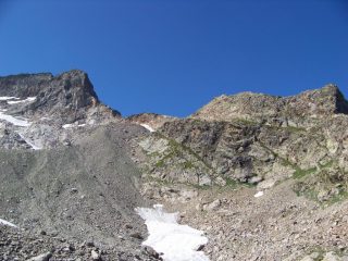 dal Lago Gelas verso la cresta dei ghiacciai