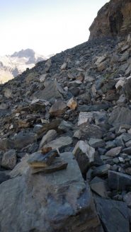 L'attacco della pietraia sotto la parete est del Roc