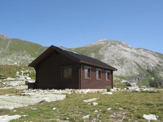 Il bellissimo e attrezzatissimo bivacco Bonfante