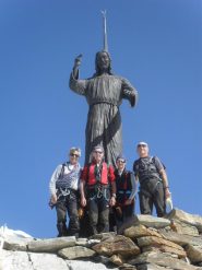 foto di gruppo sotto il Cristo delle Vette..