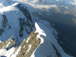 una delle tante belle cornici da passare e sotto sullo sfodndo la cresta percorsa