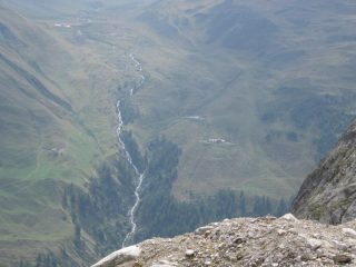 Rifugio Bonatti in basso a dx