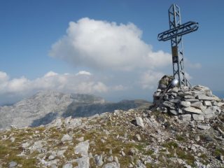 La croce principale e il Mongioie sullo sfondo