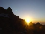 il sole fa capolino dietro la punta barracco