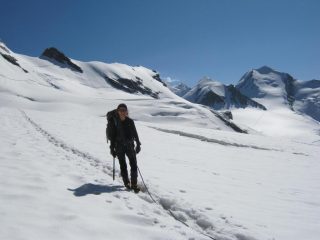 Colle del Breithorn. Sullo sfondo da sx roccia Nera, Polluce e Castore.