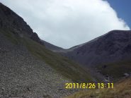 Visto dalla zona intermedia del vallone, il colle 3153 m
