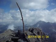 Solo un ramo su un monticello di pietre segnala la cima