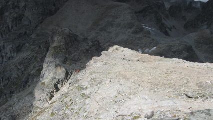Scendendo si scorge il bivacco....