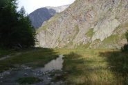 L’oramai inesistente Lago delle Marmotte. Sullo sfondo l’incombente nuvolosità (poi peggiorata) sul Miage