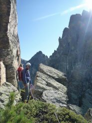 alla forcella, il ns. itinerario prosegue sul versante nord in secondo piano